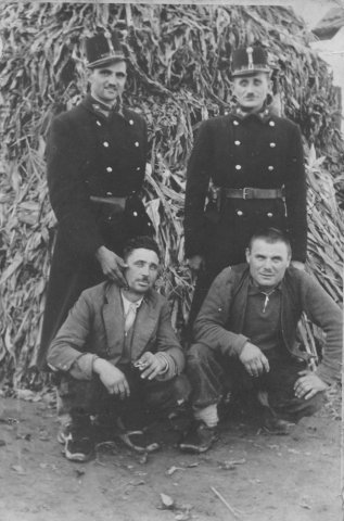 Alsókaboli rendőrök és civilek (Forrás: Horváth Orbán)
